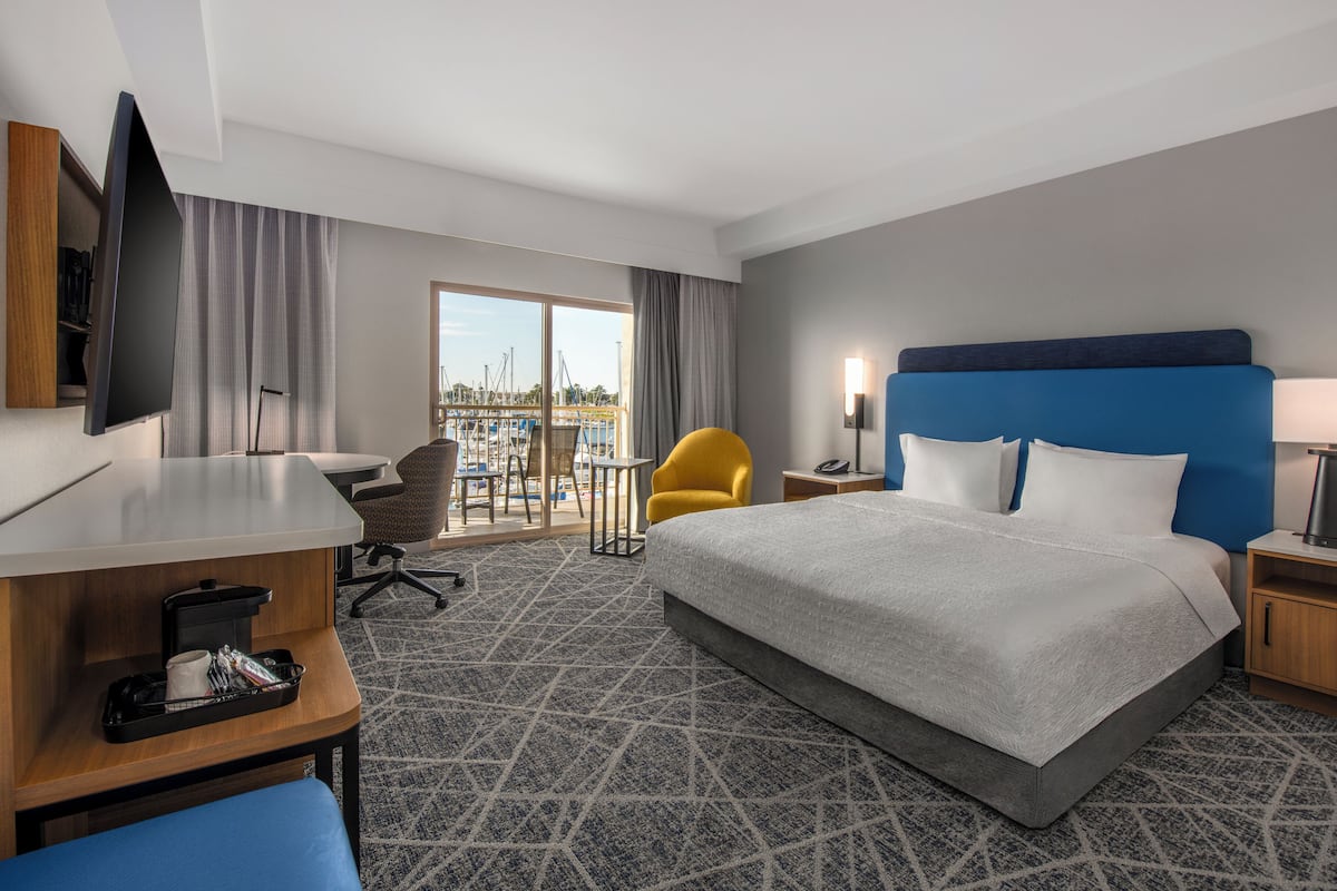 Una cassaforte in camera, una scrivania, ferro/asse da stiro