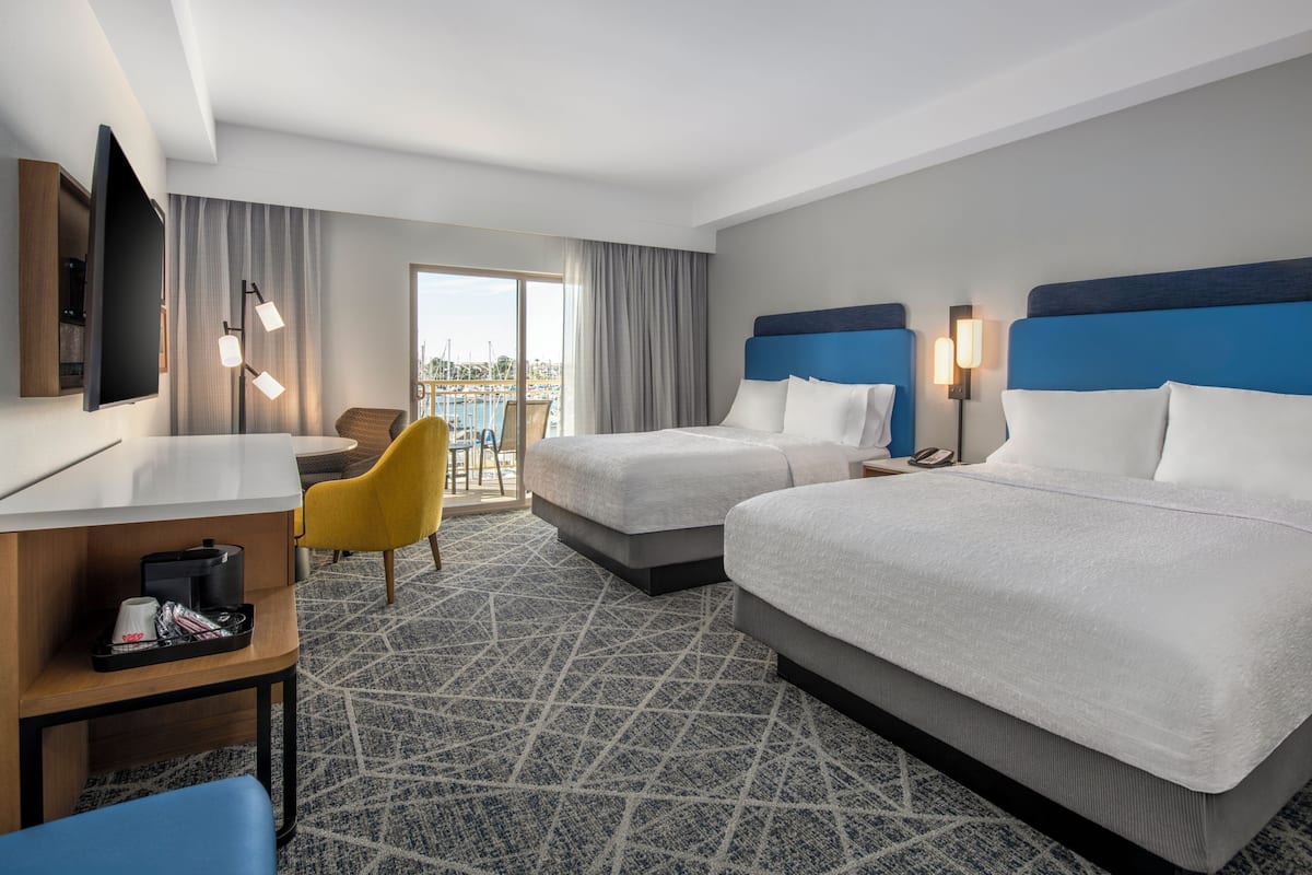 Chambre, 2 grands lits, réfrigérateur et four à micro-ondes, vue marina (First Floor) | Salle de bain