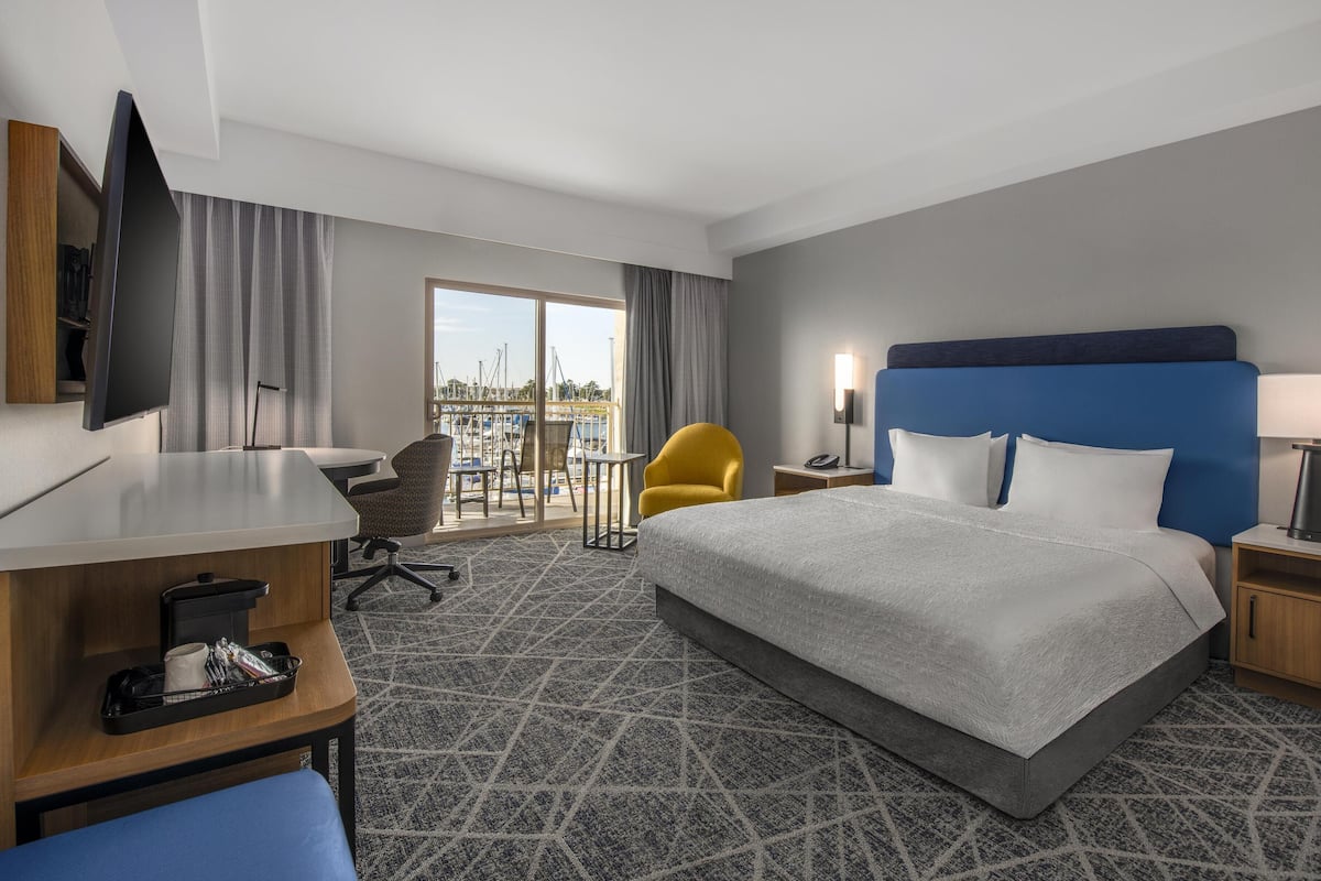 Värdeförvaringsskåp på rummet, skrivbord och strykjärn/strykbräda