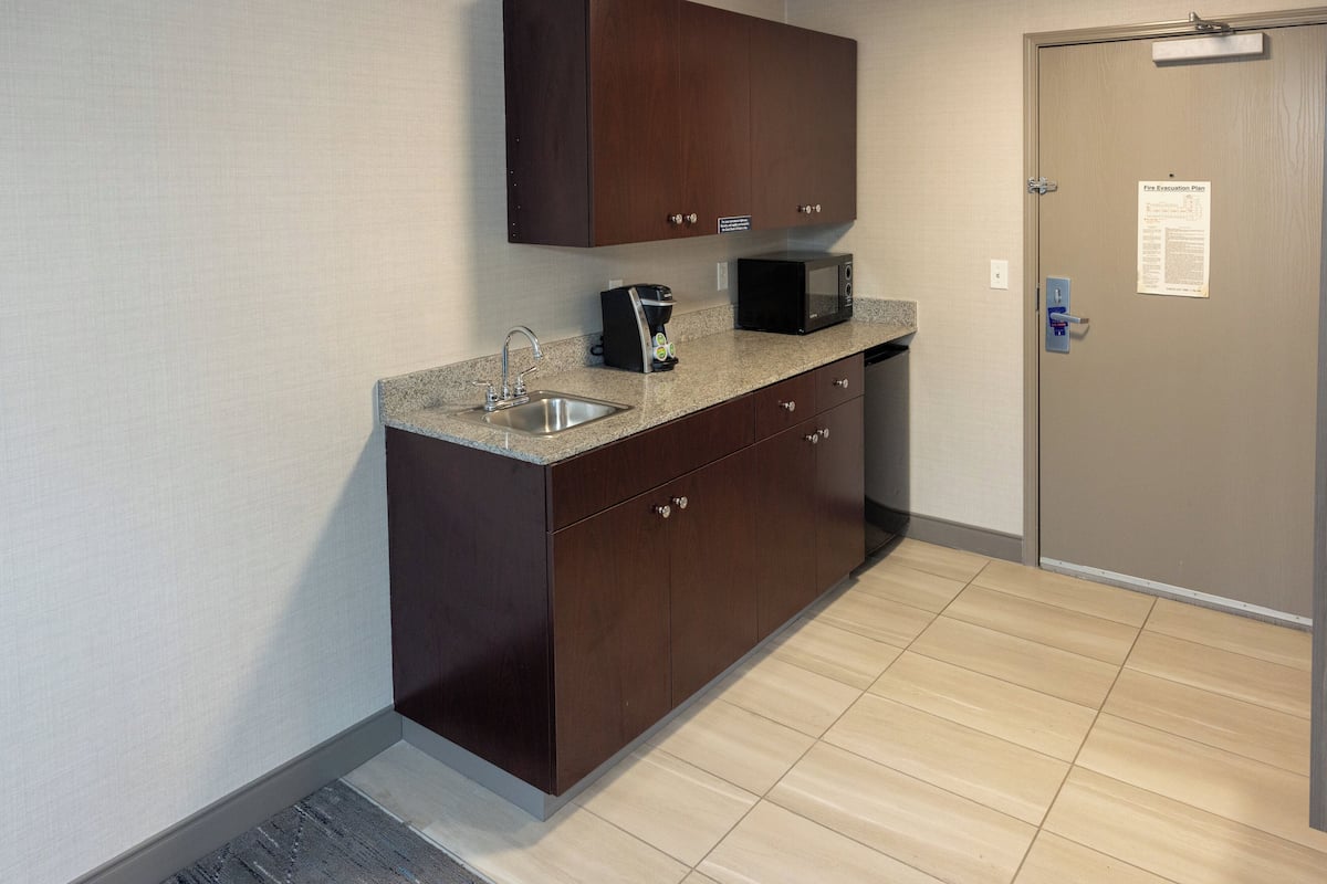 Suite, 1 Bedroom | Premium bedding, down comforters, in-room safe, desk