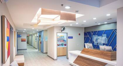 Holiday Inn Express & Suites Wichita Airport by IHG