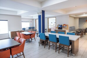 Free daily buffet breakfast  - Holiday Inn Express & Suites Wichita Airport by IHG (Wichita)