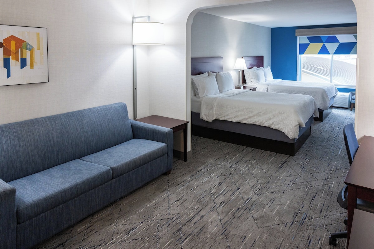 Premium bedding, down comforters, in-room safe, desk