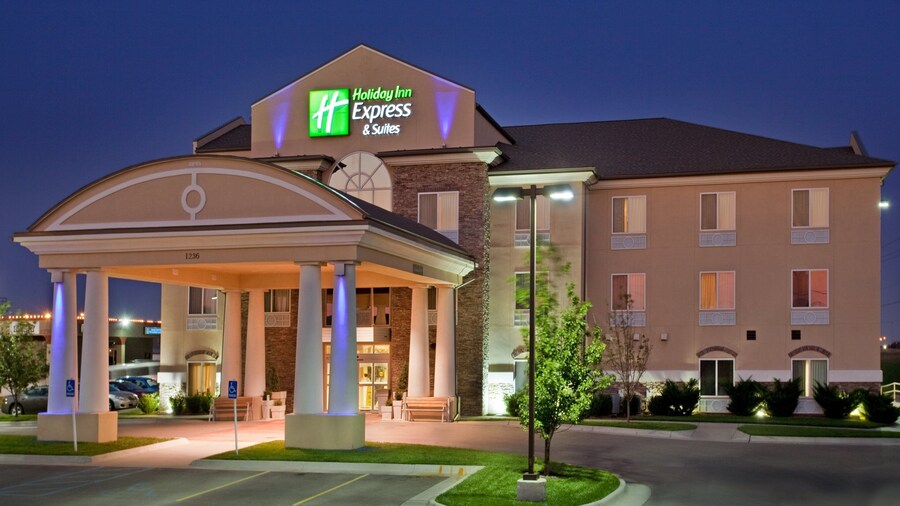 Holiday Inn Express & Suites Wichita Airport by IHG