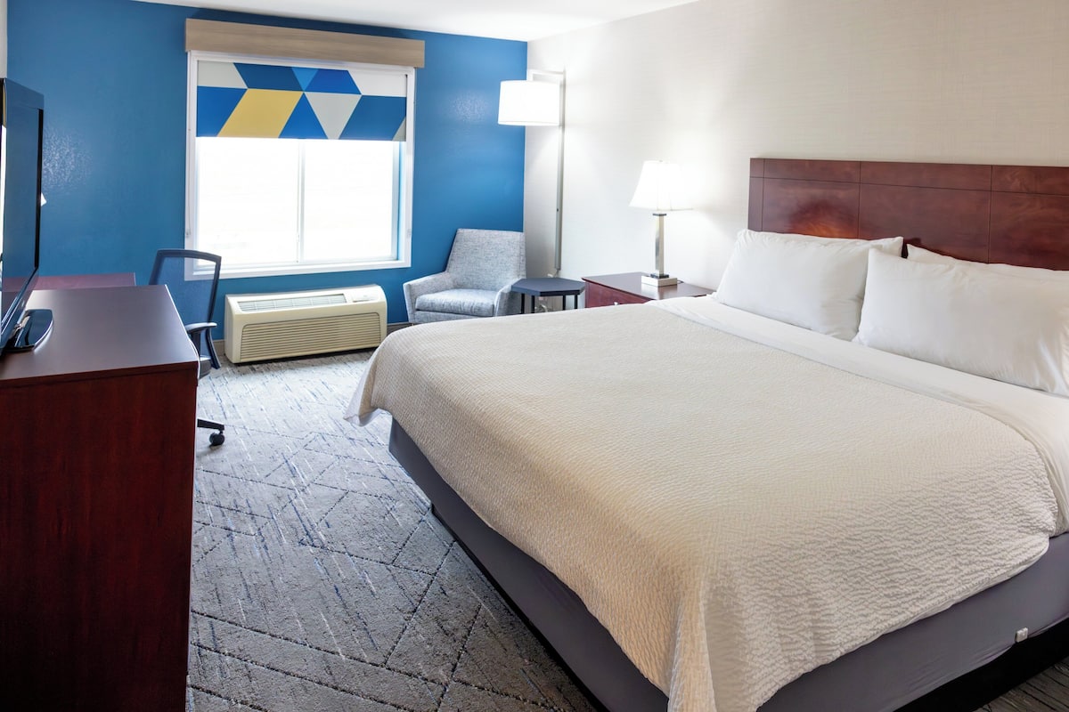 Premium bedding, down comforters, in-room safe, desk