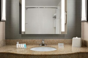 تجهيزات دش، مستلزمات فاخرة للعناية الشخصية، مجففات شعر، مناشف