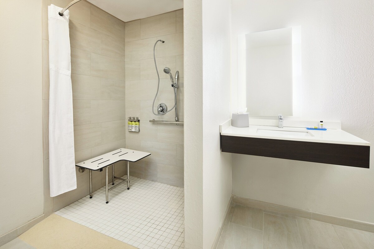 Suite, 1 King-Bett, barrierefrei (Comm, Mobil, Roll In Shower) | Zimmerausstattung