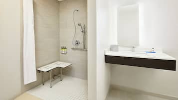 Een bad/douchecombinatie, gratis toiletartikelen, een haardroger