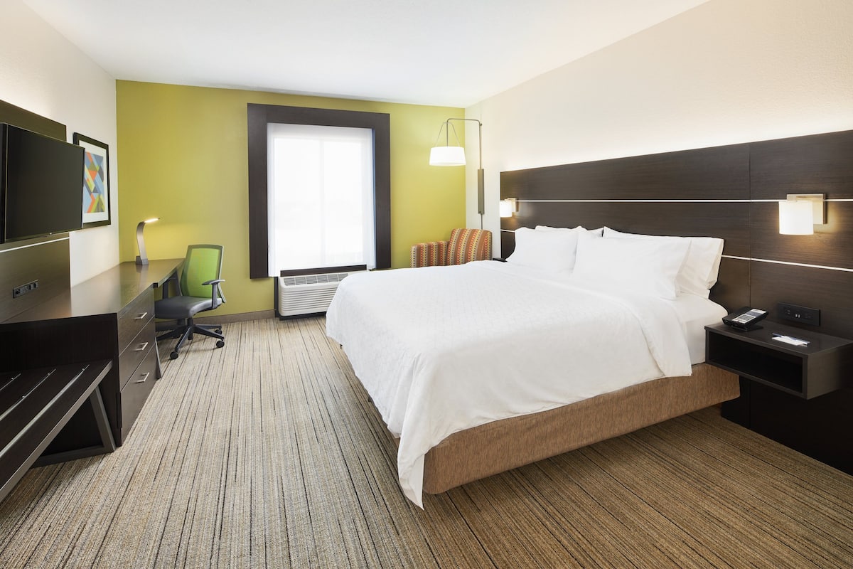 Habitación estándar, 1 cama de matrimonio grande | Caja fuerte, escritorio, tabla de planchar con plancha y cunas gratuitas
