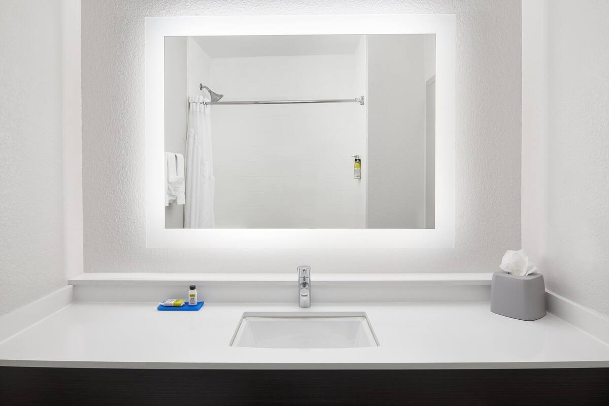 combined shower/bathtub, free toiletries, hair dryer, towels