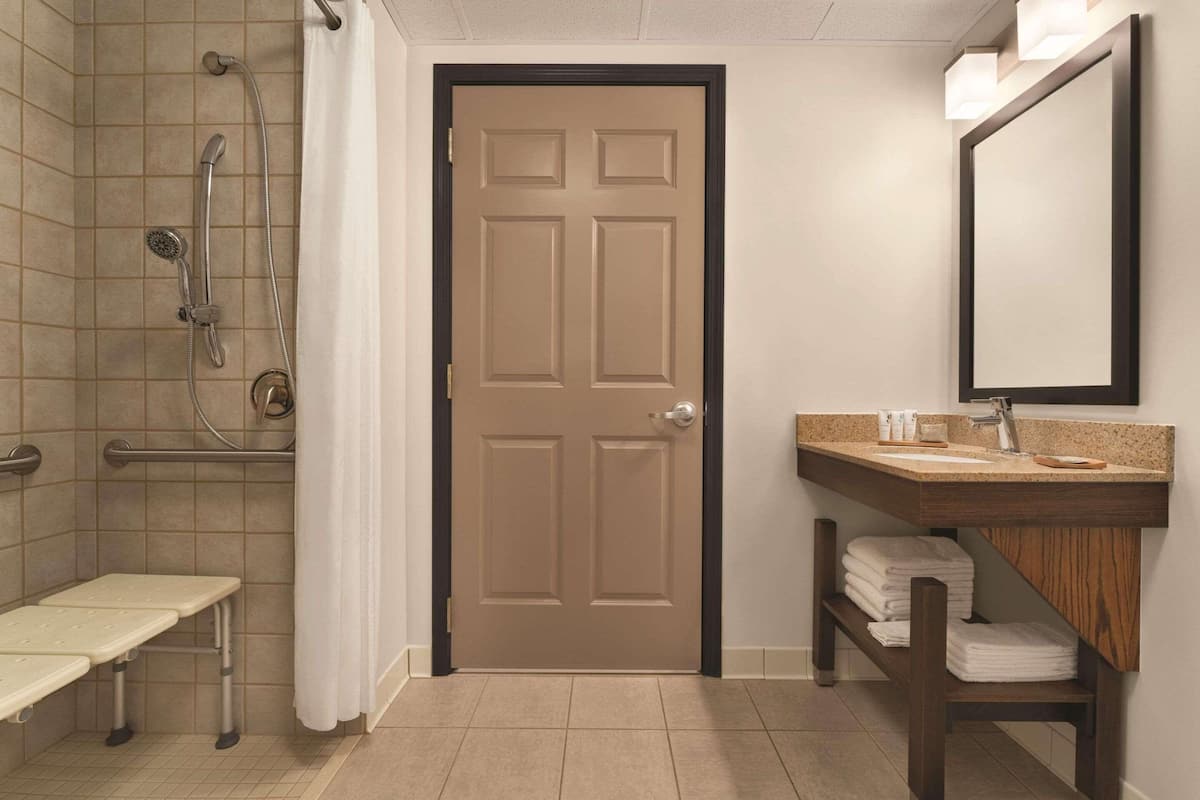1 bedroom, hypo-allergenic bedding, desk, blackout curtains