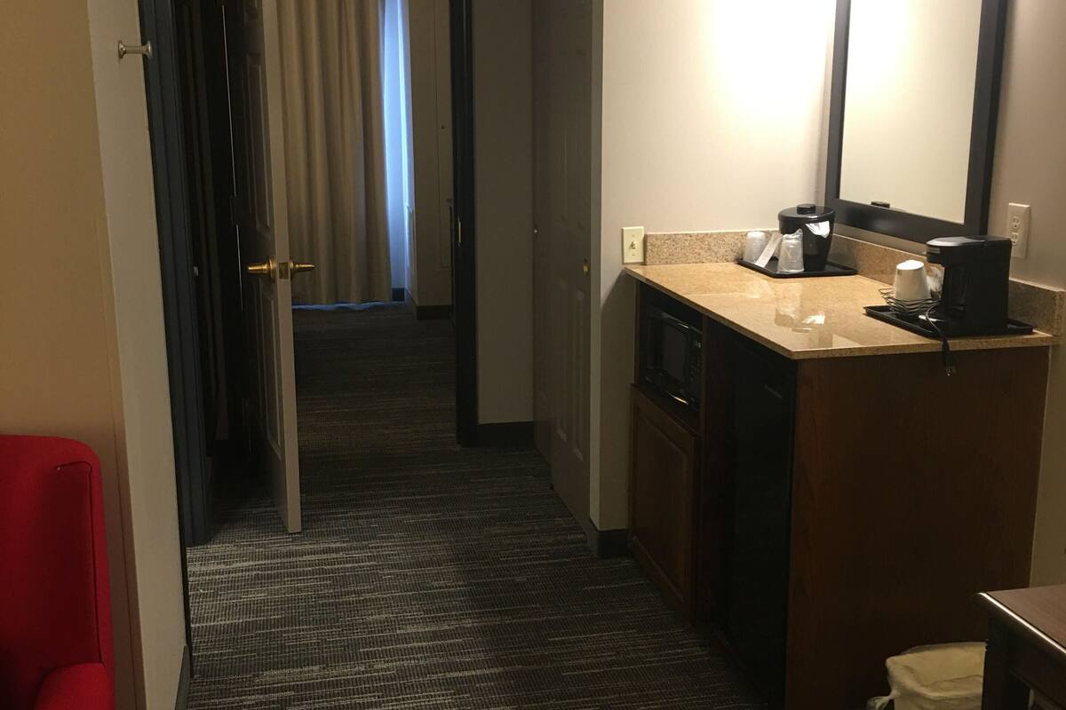 1 bedroom, hypo-allergenic bedding, desk, blackout curtains