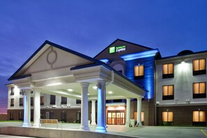 Exterior - Holiday Inn Express & Suites McPherson by IHG (McPherson)
