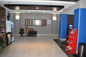 Lobby - Holiday Inn Express & Suites McPherson by IHG (McPherson)