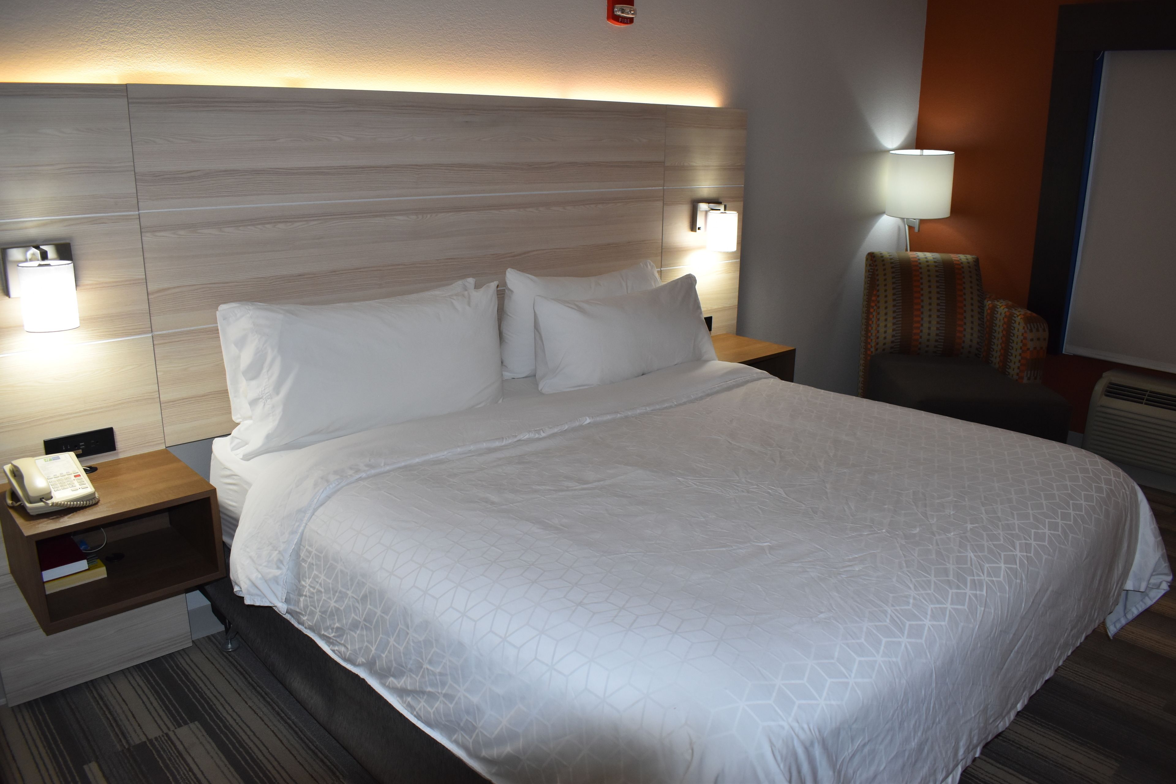 standard room, 1 king bed | in-room safe, desk, iron/ironing board, free cots/infant beds