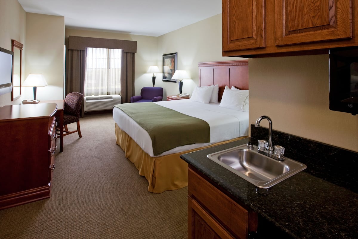 Schreibtisch, Verdunkelungsvorhänge, Bügeleisen/Bügelbrett