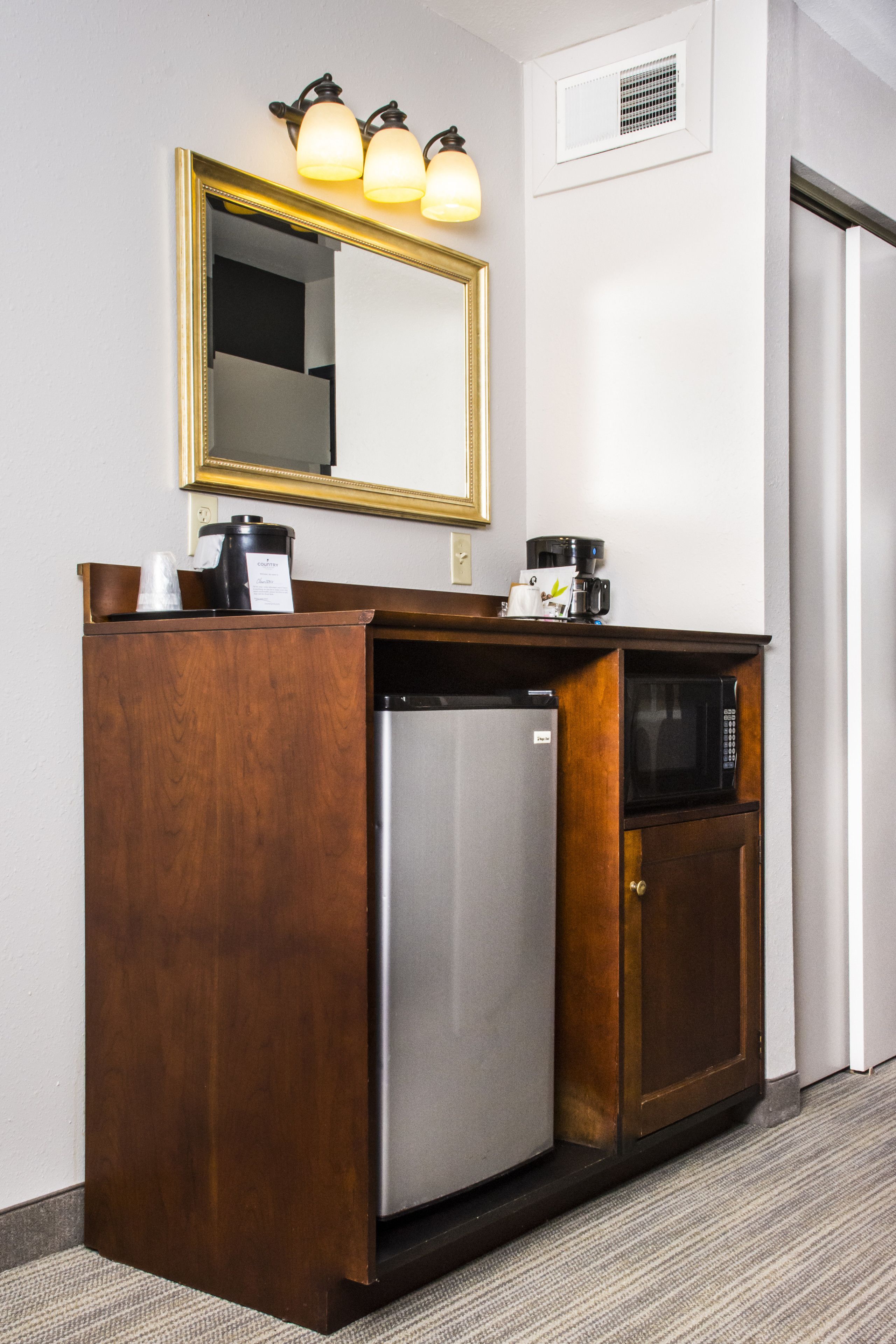 Escritorio, espacio para trabajar con laptop y cortinas blackout 