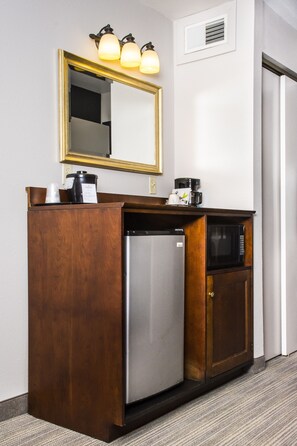 1 bedroom, desk, laptop workspace, blackout drapes