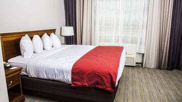 Meja kerja, ruang kerja ramah laptop, dan tirai kedap cahaya