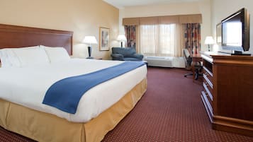 Donsdekens, een bureau, verduisterende gordijnen