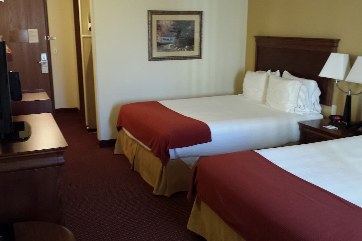 1 bedroom, down duvets, desk, blackout curtains