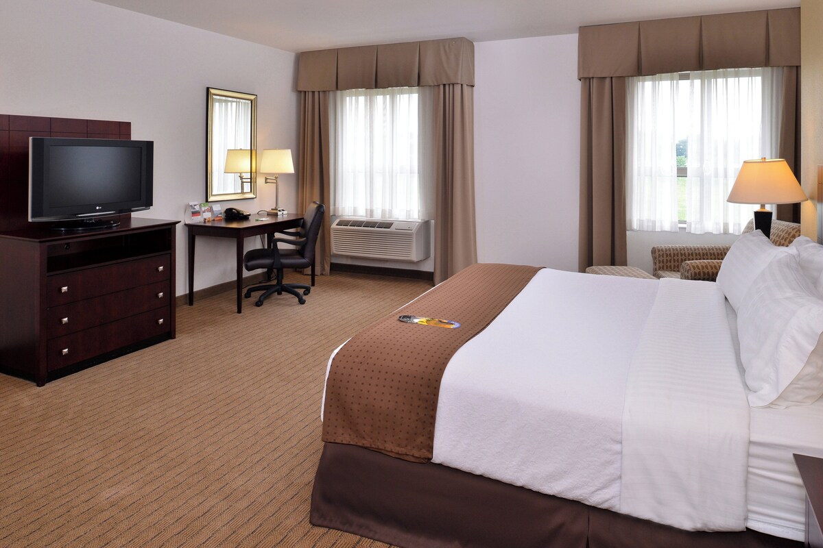 Pillowtop beds, in-room safe, desk, laptop workspace