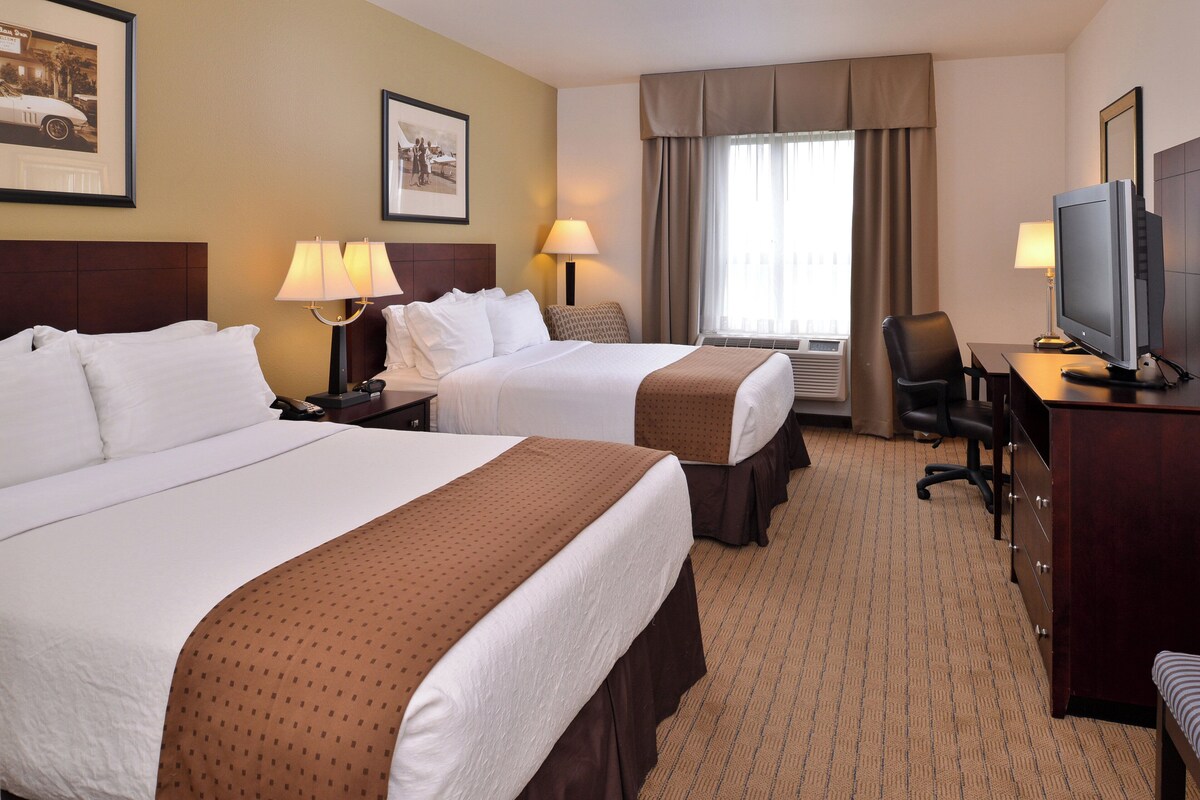 Pillowtop beds, in-room safe, desk, laptop workspace