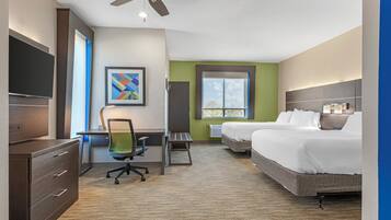 Rom – standard, 2 queensize-senger, tilgjengelighetstilpasset (Mobility, Accessible Tub) | Sengetøy av topp kvalitet, skrivebord og skrivebord for bærbar PC