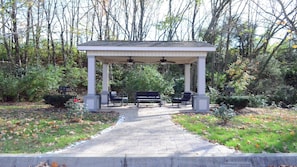 A covered pavilion with a central seating area and a pathway leading to it. - Holiday Inn Express & Suites Morristown by IHG (Morristown)