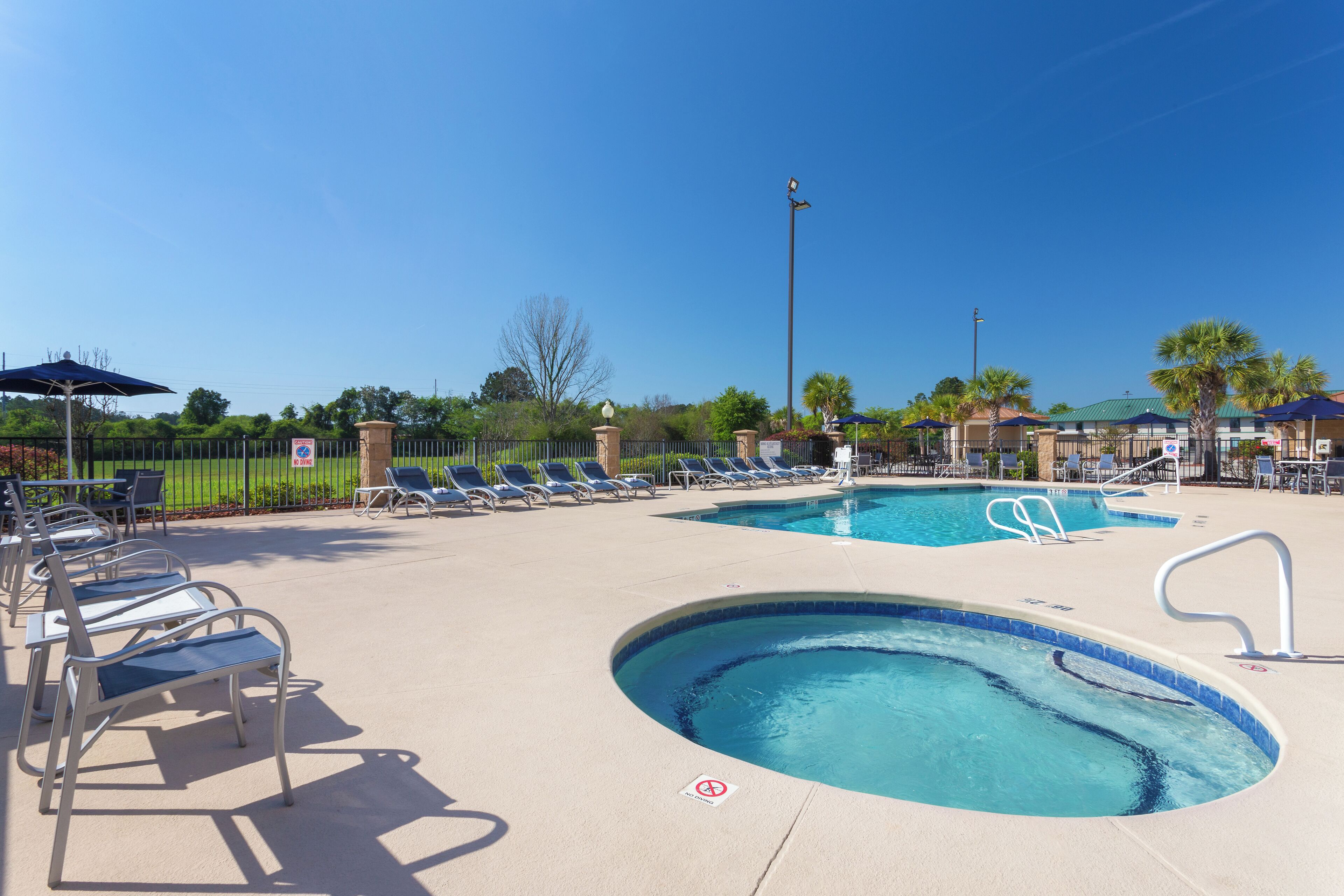 Alberca al aire libre, acceso de 09:00 a 22:00, y camastros 