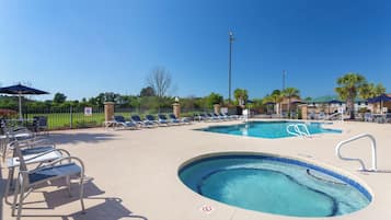 Alberca al aire libre, acceso de 09:00 a 22:00, y camastros