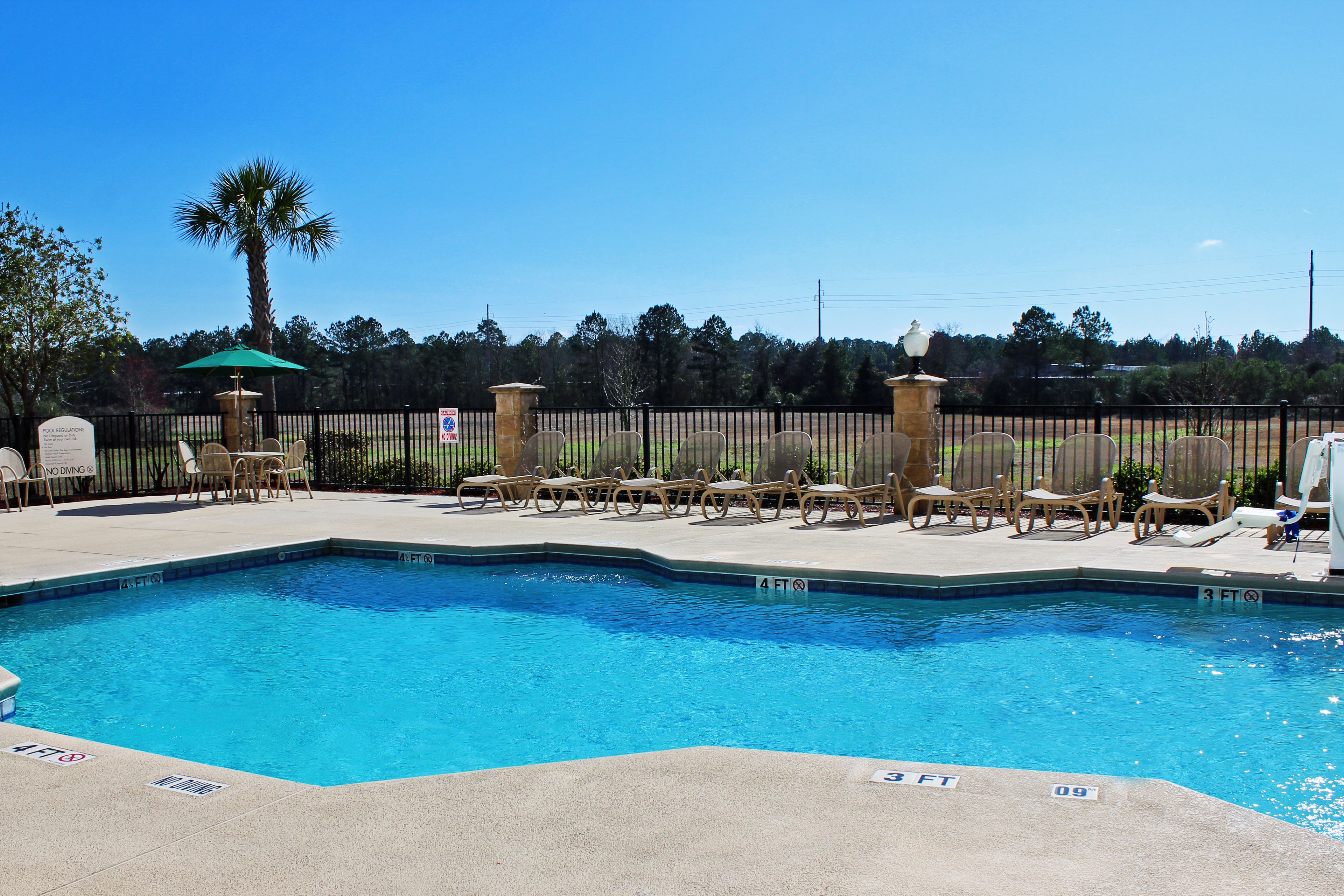 Piscine extérieure, accès possible de 9 h à 22 h, chaises longues