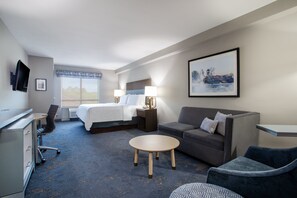 أغطية فراش متميزة وخزنة داخل الغرفة ومكتب ومكواة/لوح كي