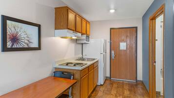 Standaard studio, 1 tweepersoonsbed, niet-roken, koelkast en magnetron | Privékeuken | Een koelkast, een magnetron, een kookplaat, een vriezer