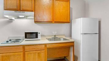 Een koelkast, een magnetron, een kookplaat, een vriezer