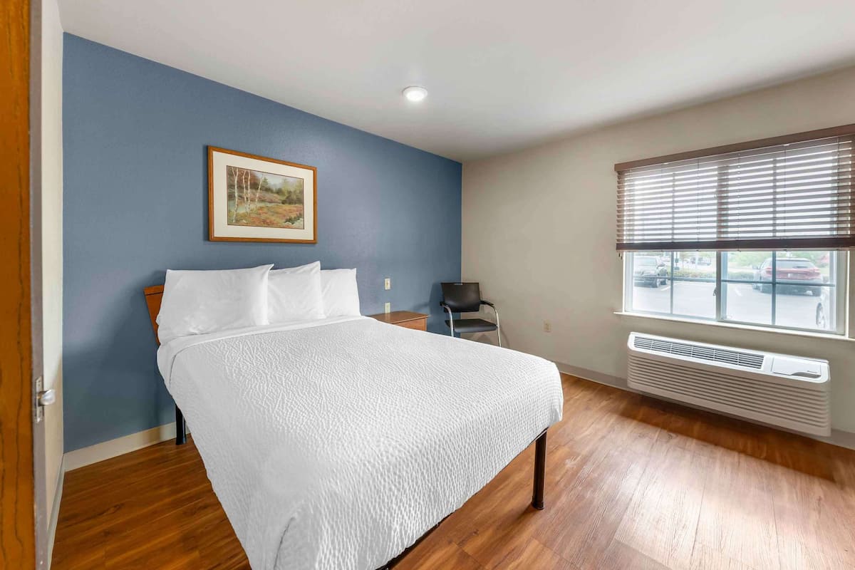 Desk, laptop workspace, iron/ironing board, free WiFi