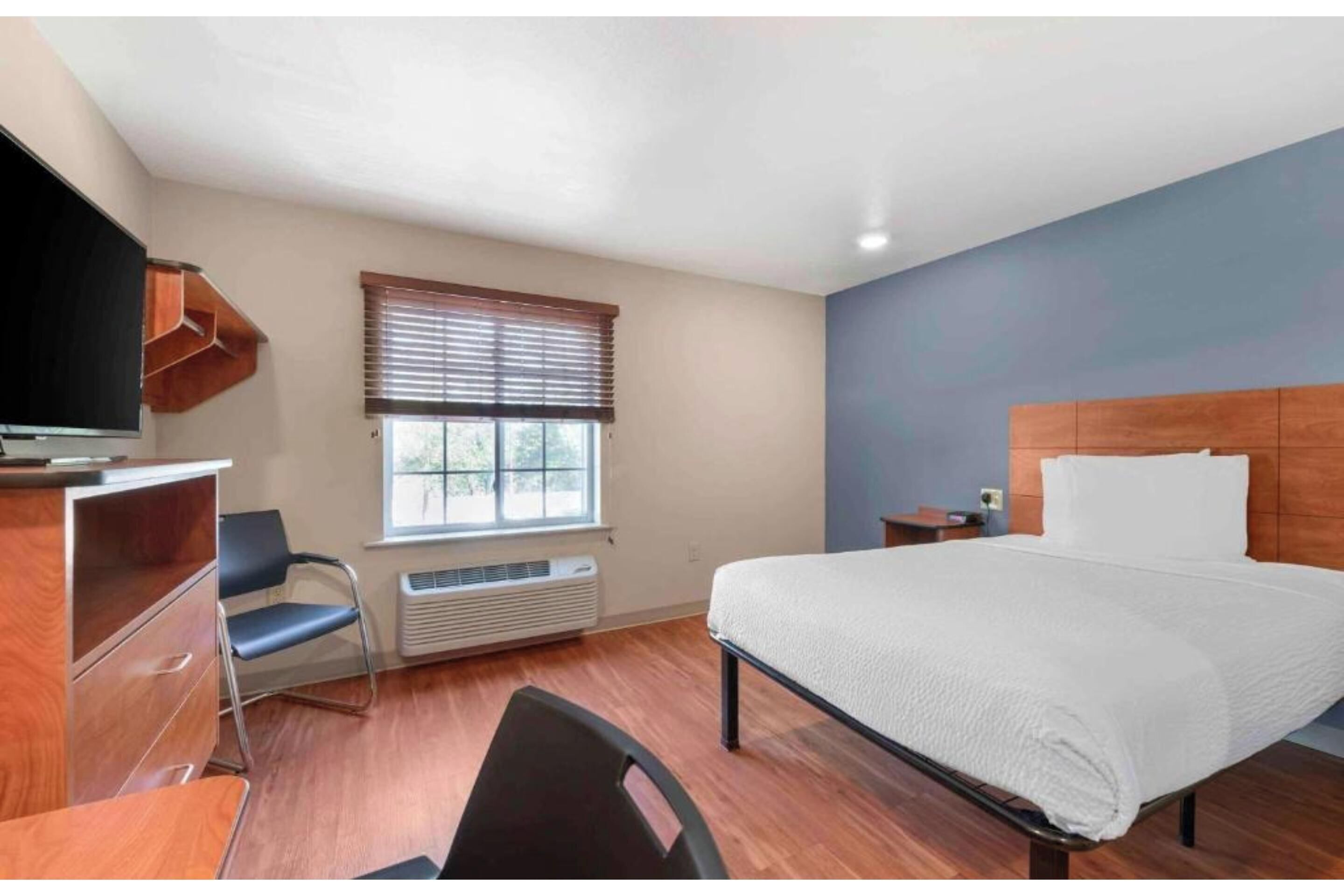 Desk, laptop workspace, iron/ironing board, free WiFi