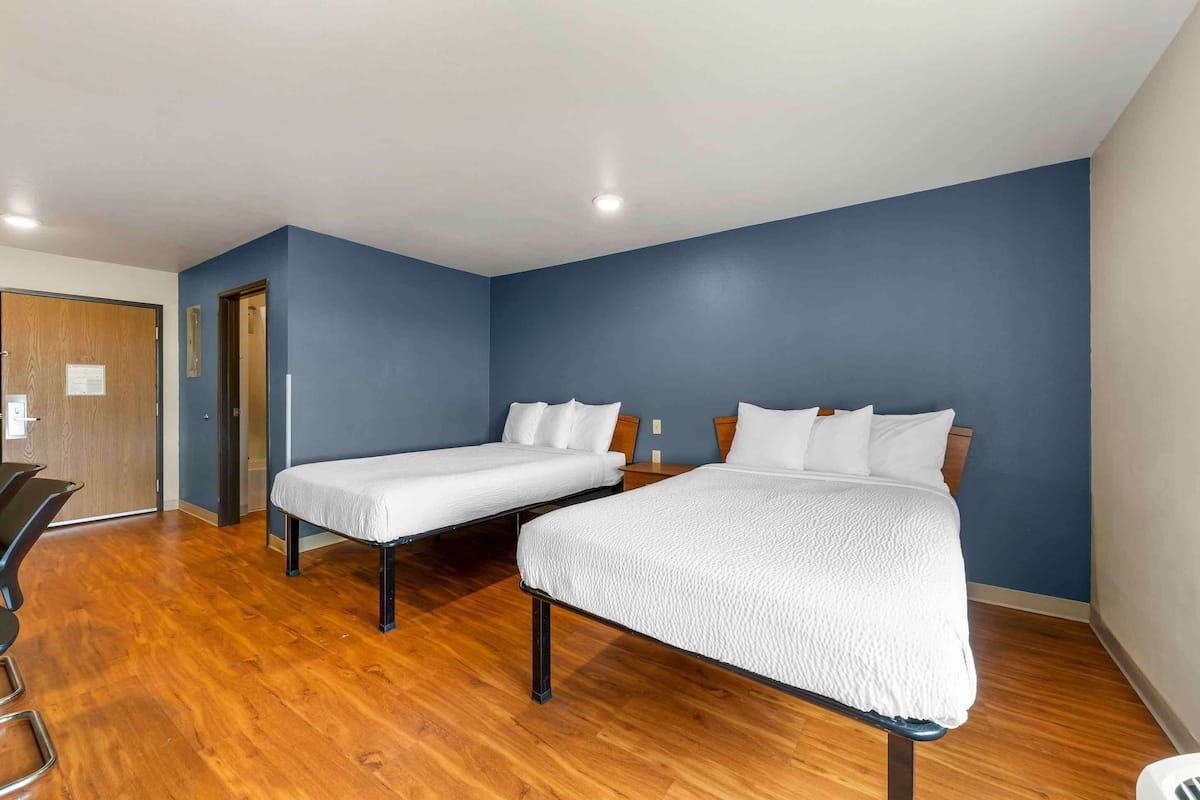 Desk, laptop workspace, iron/ironing board, free WiFi