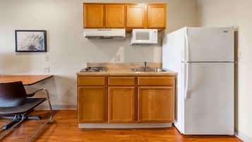 Desk, laptop workspace, iron/ironing board, free WiFi