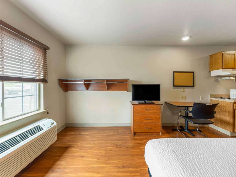 Desk, laptop workspace, iron/ironing board, free WiFi