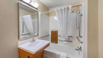 Bañera con ducha, secador de pelo, toallas, jabón