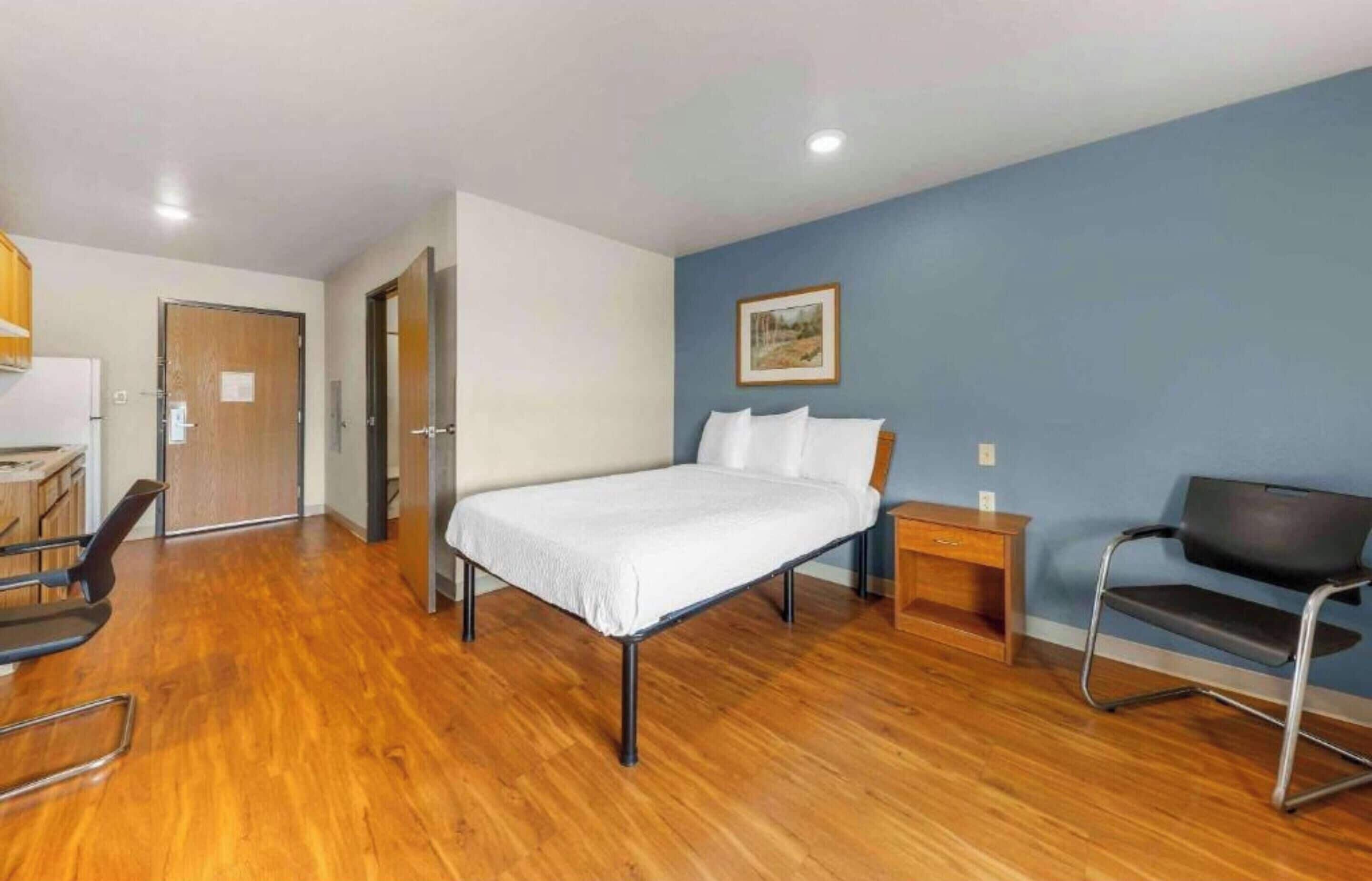 Desk, laptop workspace, iron/ironing board, free WiFi