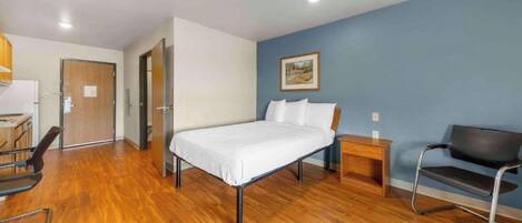Desk, laptop workspace, iron/ironing board, free WiFi