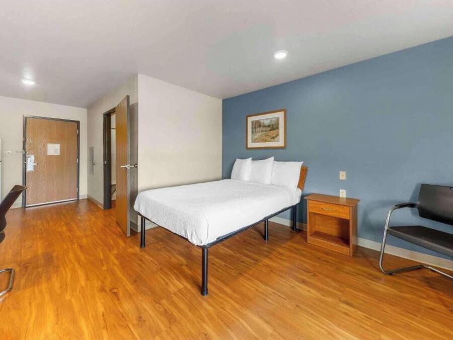 Desk, laptop workspace, iron/ironing board, free WiFi