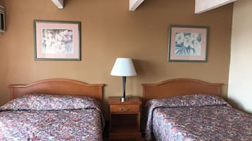 Bathtub besar, perlengkapan mandi gratis, pengering rambut, dan handuk