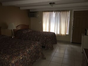 Een bureau, een strijkplank/strijkijzer, gratis wifi, beddengoed