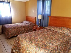 Desk, blackout drapes, iron/ironing board, free WiFi - Atlantic Inn (Seaside Heights)