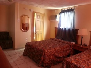 Standaard kamer, 2 tweepersoonsbedden | Een bureau, verduisterende gordijnen, een strijkplank/strijkijzer