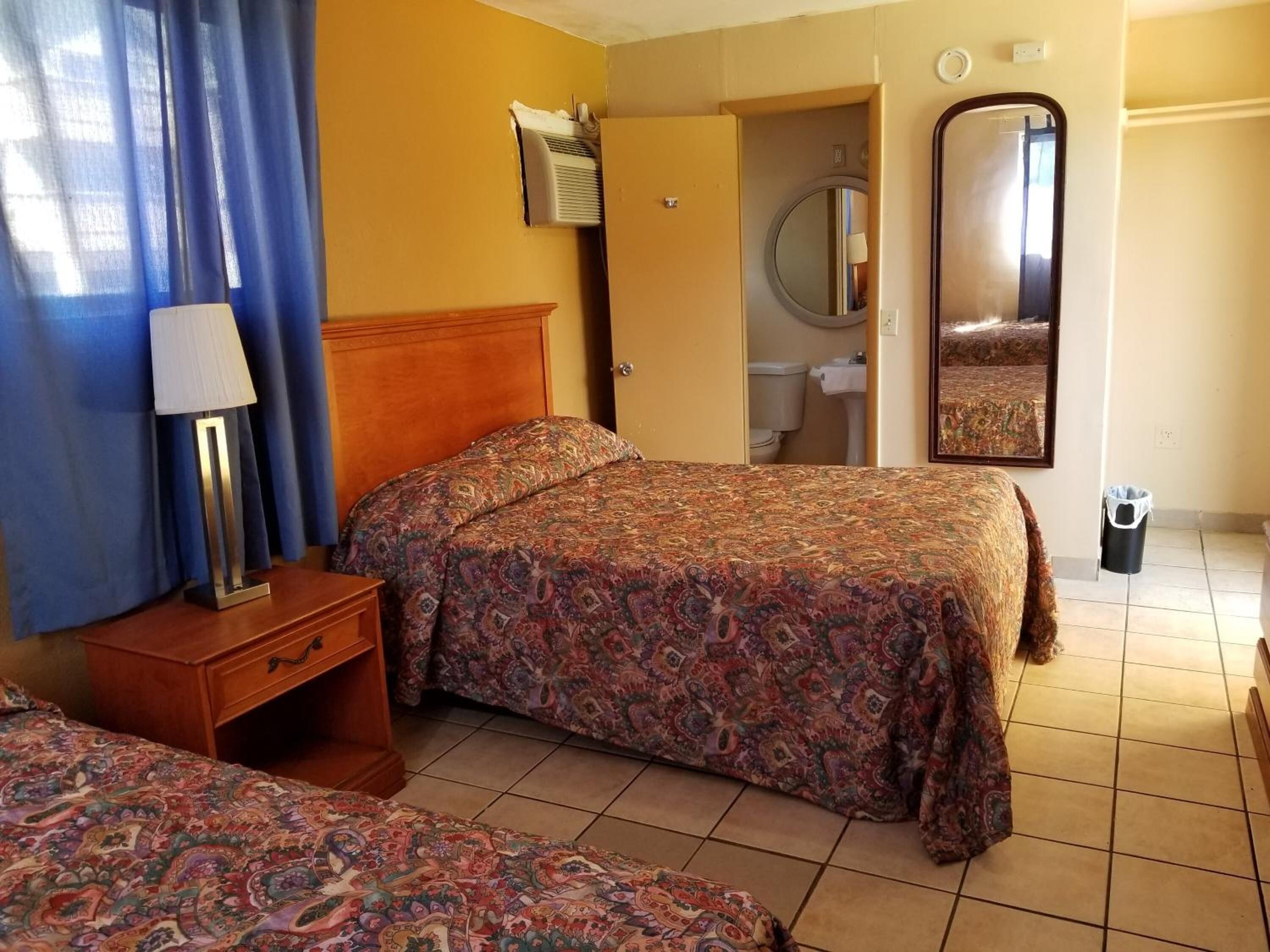 Escritorio, cortinas opacas, tabla de planchar con plancha y wifi gratis