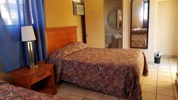 Skrivebord, mørklægningsgardiner, strygejern/strygebræt, gratis Wi-Fi